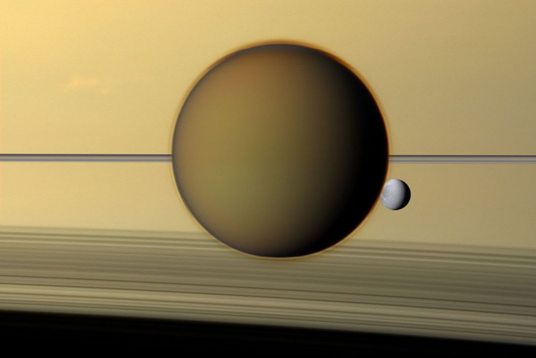 Titan, Dione et les anneaux de Saturne.