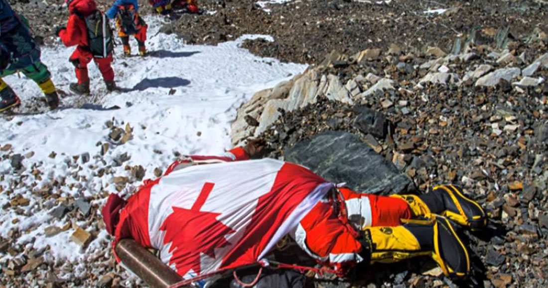 Sur l’Everest, les corps des grimpeurs décédés servent de repères aux