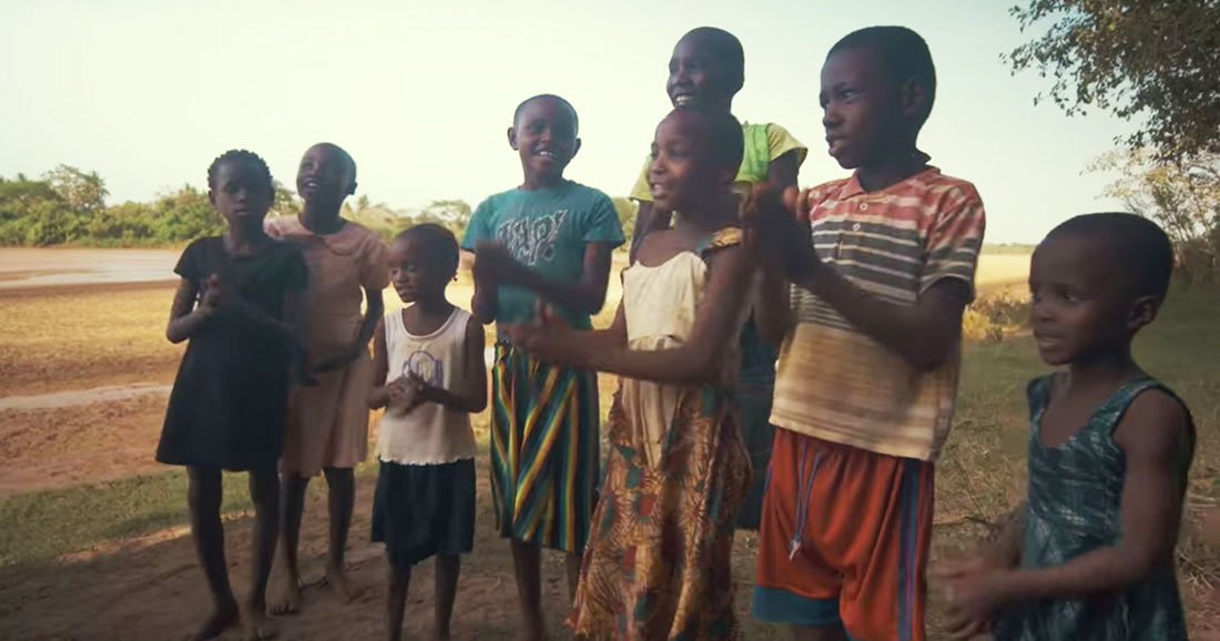 Cette vidéo vous fait voyager en musique au Kenya et à la rencontre de