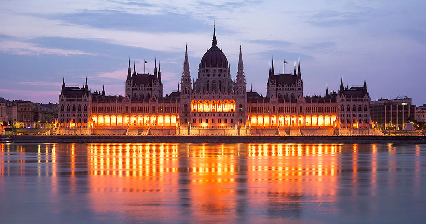Sous Budapest, il existe un monde mystérieux caché sous l’eau dans lequel vous pouvez plonger ! Par Yann Contegat Parlement-budapest