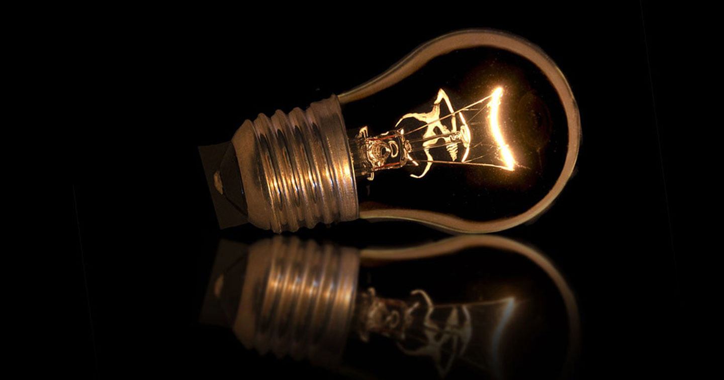 Qui a inventé la lampe à incandescence ?