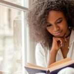 Une femme qui lit un roman