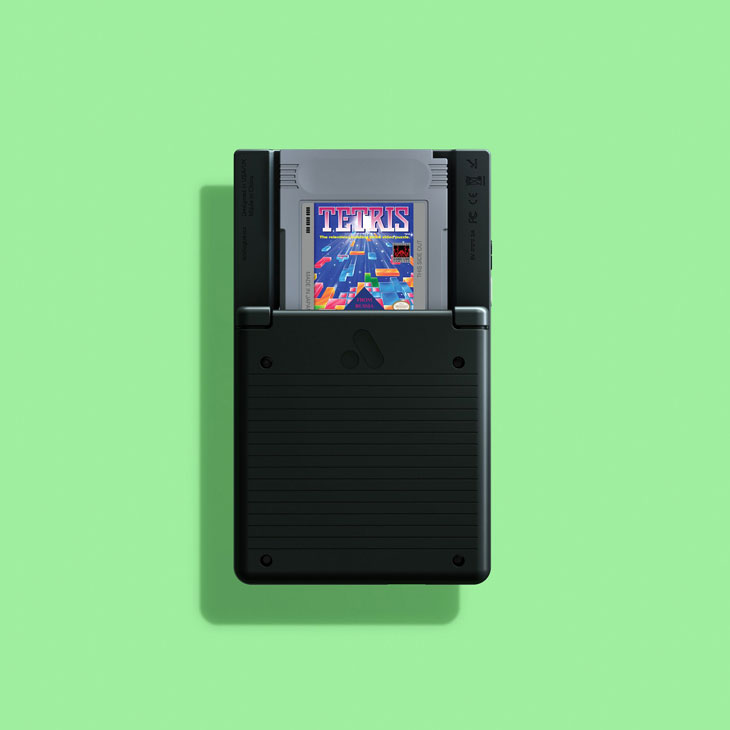 Cette nouvelle console va permettre aux nostalgiques de rejouer à tous leurs jeux Game Boy ! (vidéo sur Bidfoly.com)  Par Jasmine Foygoo Analogue-pocket-arriere