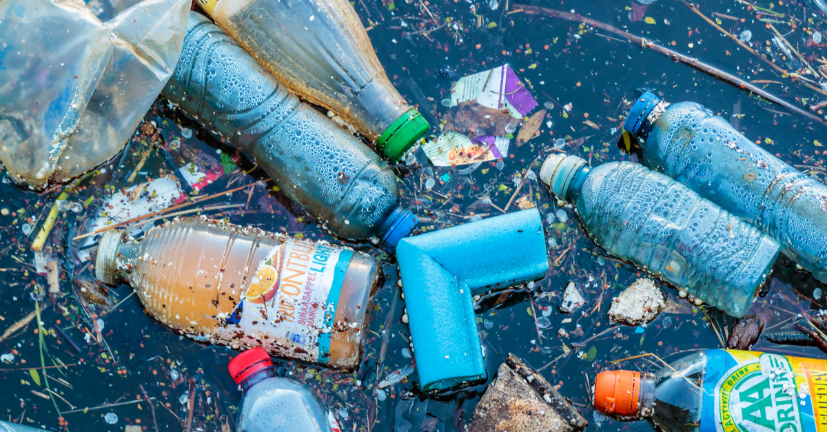 Coca-Cola lance sa bouteille avec 25 % de plastique marin recyclé : coup de  pub ou petite avancée ?