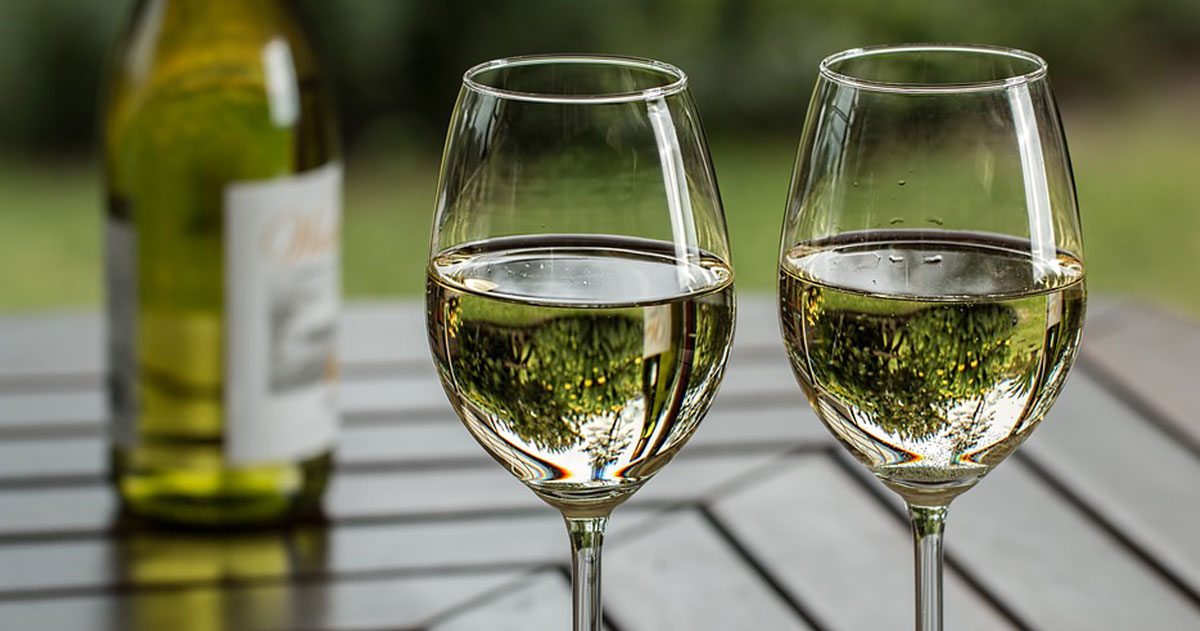 Pourquoi le vin est-il toujours servi dans des verres à pied et non des  verres classiques ?