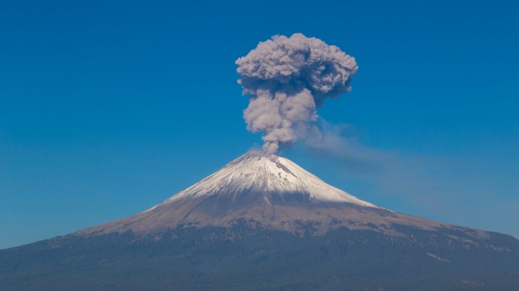 L'entrée en éruption du volcan Popocatépetl a été filmée en direct