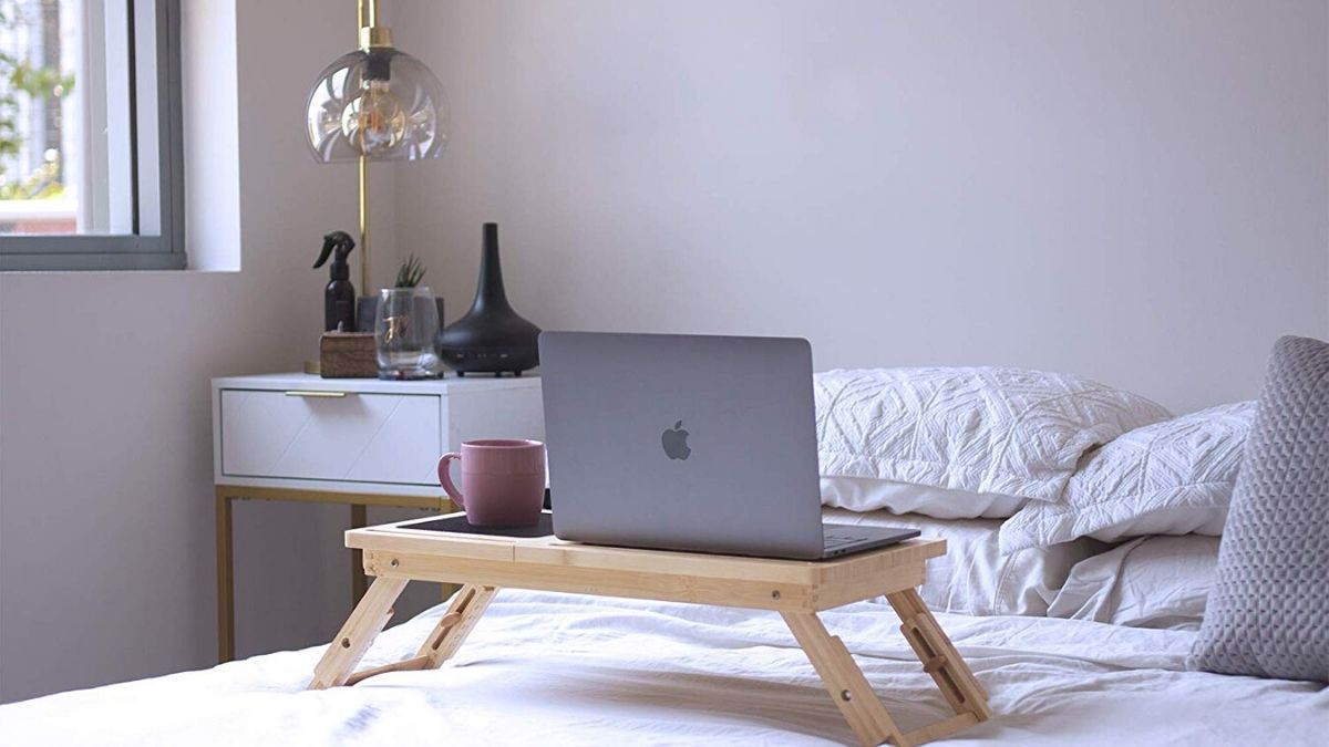 Transformez votre lit en espace de travail grâce à cette table pratique et  fonctionnelle