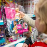 Une petite fille qui regarde une Barbie