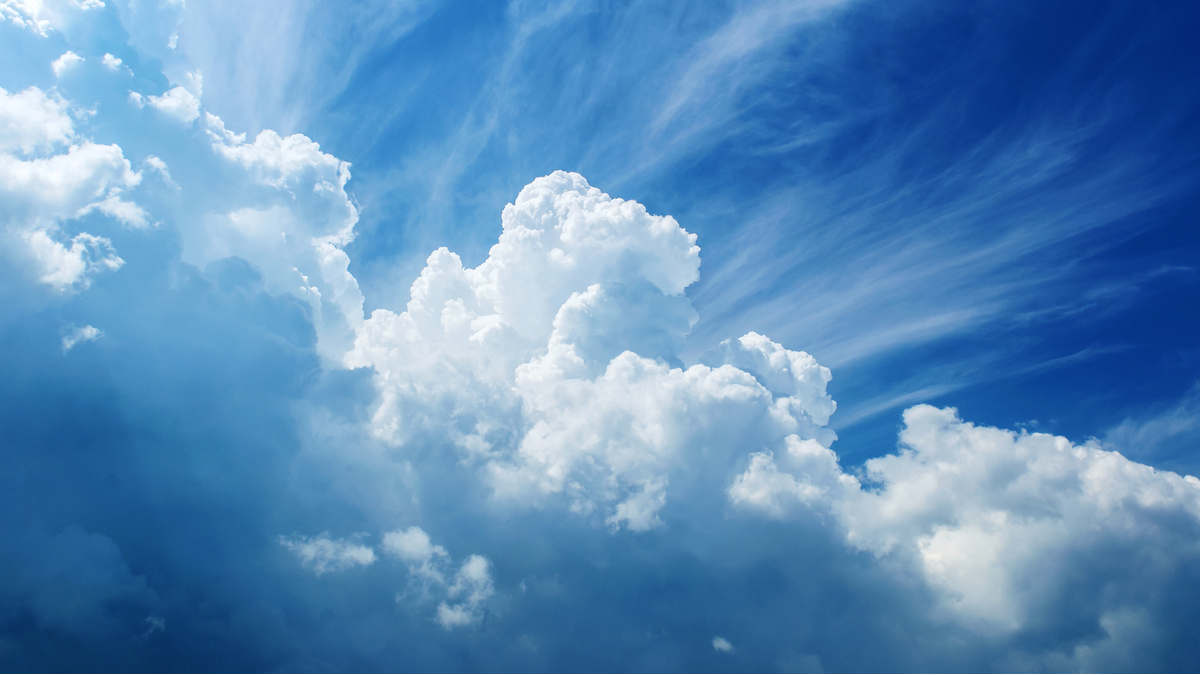 Le saviez-vous ? Les nuages peuvent peser jusqu'à plusieurs centaines de  milliers de tonnes