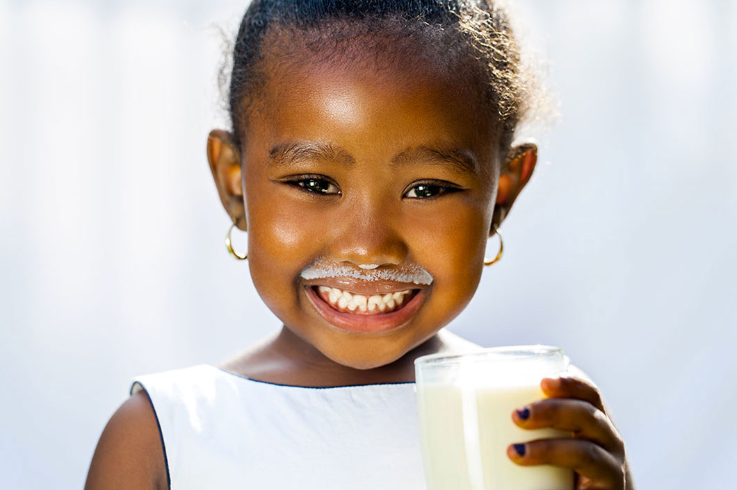 Une fillette boit du lait via Shutterstock