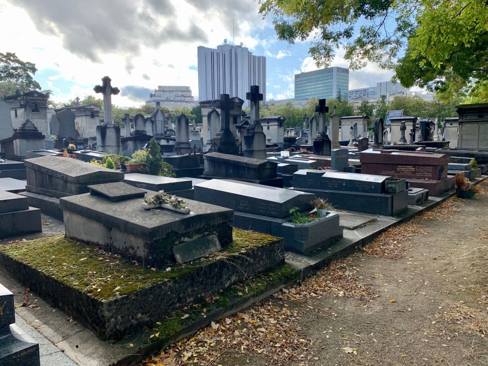 Pierre tombale : art et technologie au cimetière du Montparnasse