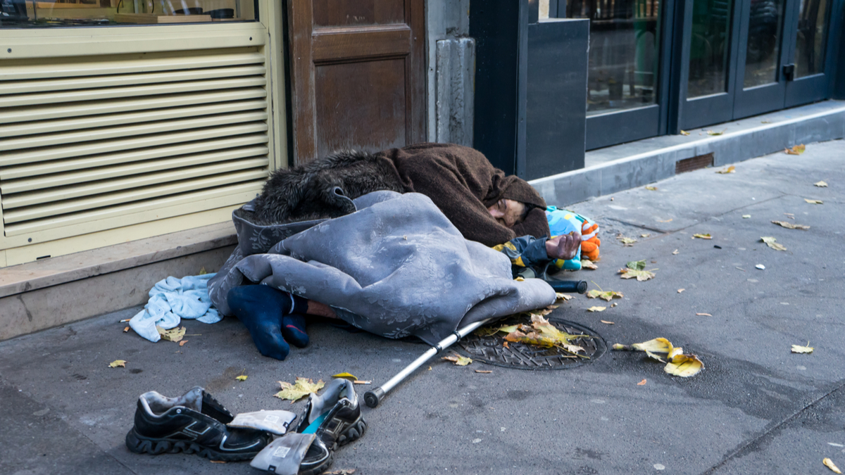 La « grande pauvreté » touche près de 2 millions de Français : Merci "Marcon" . Une-grande-pauvrete