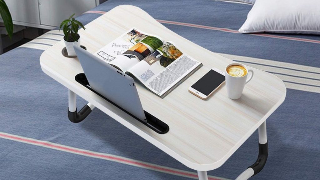 Cette table de lit pliable idéale pour travailler sans quitter votre lit  est à seulement 27 €