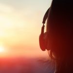 Une femme qui écoute de la musique