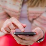 Personne qui utilise son téléphone