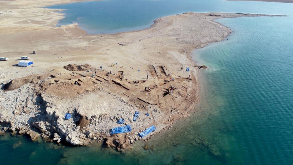 Les ruines d’une cité antique vieille de 3 400 ans émergent après l’assèchement d’un barrage géant ! (vidéo sur Bidfoly.com) Par Yann Contegat  Une-cite-engloutie-irak-1024x576