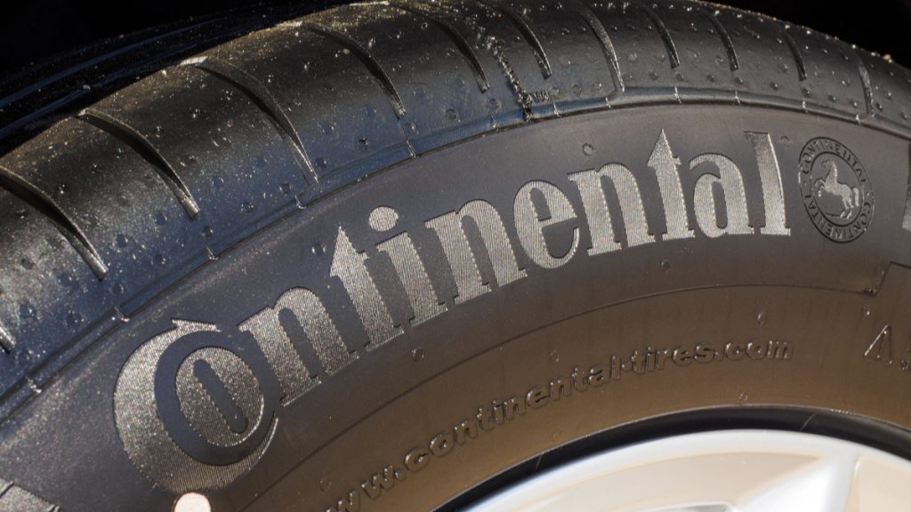Continental dévoile ses pneus fabriqués à partir de bouteilles en plastique recyclées ! (vidéo sur Bidfoly.com) Par Gabrielle Andriamanjatoson (DGS) Une-pneu-continental-1024x576