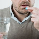 homme-medicament-comprime