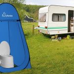 Une tente de douche pour changer de vêtements dans la nature