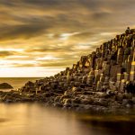 Des touristes endommagent la Chaussée des Géants en glissant des pièces dans ses fissures