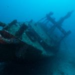 Épave de navire immergée au fond de l’océan