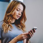 Une femme qui regarde son téléphone