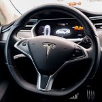 Le volant d'une voiture Tesla