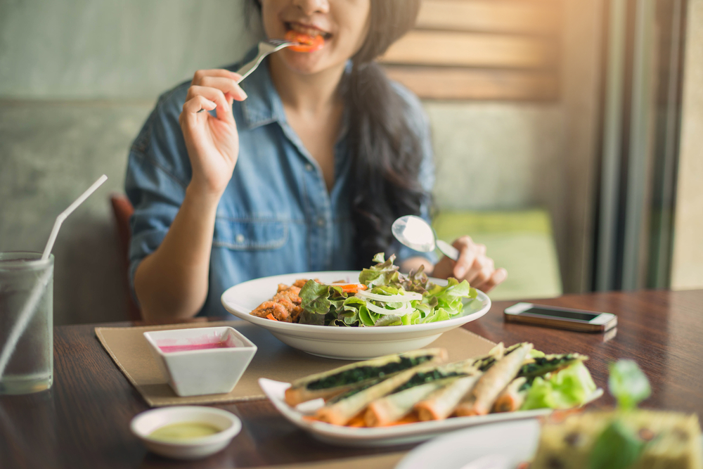 femme qui mange