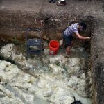 Des archéologues effectuent des fouilles.