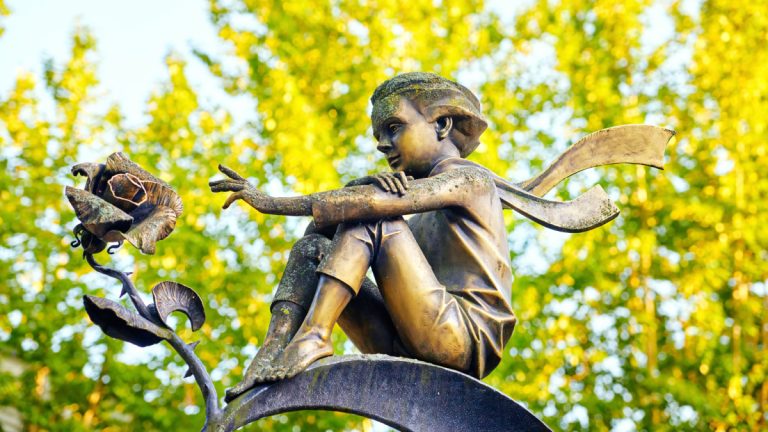 Une nouvelle statue du Petit Prince contemplant les étoiles inaugurée