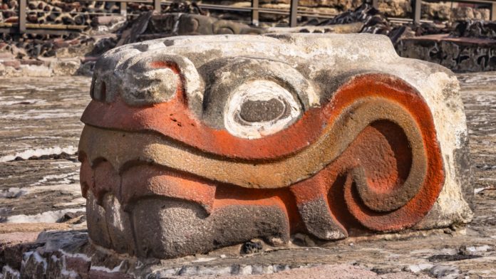 Une tête de serpent aztèque géante, vieille de 500 ans, émerge après un ...