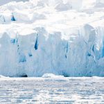 Masse de glace fracturée en Antarctique, vue rapprochée de la banquise se désagrégeant au contact de l’océan