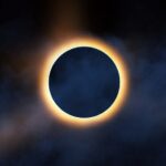 Éclipse solaire totale avec la couronne du Soleil visible autour du disque noir de la Lune.