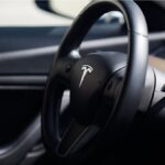 Une voiture Tesla en conduite autonome.