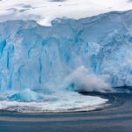 Effondrement d’un mur de glace dans l’océan Antarctique, illustrant la fonte rapide des glaciers face au réchauffement climatique