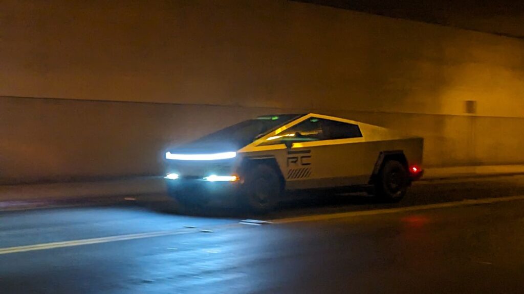 Le Tesla Cybertruck perd une course face à une voiture vieille de presque 30 ans ! (vidéo) Par Gabrielle Andriamanjatoson Une-tesla-course-1024x576