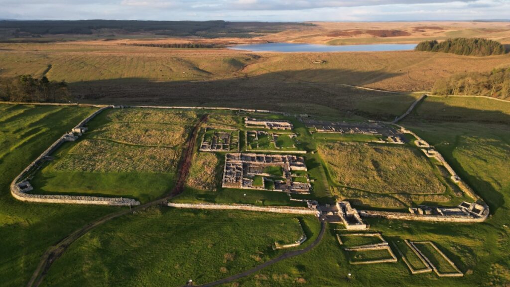 Découverte d’un fort romain au pays de Galles réécrivant les relations romaines et celtes ! Par Kanto Andriamanjatoson Une-fort-romain-1024x576