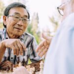 Deux hommes âgés qui jouent aux échecs