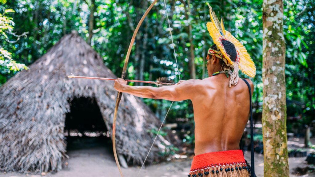 Une tribu isolée au Pérou tue deux bûcherons qui ont empiété sur leur territoire ! (vidéo) Par Cécile Breton Une-tribu-amazonie-1024x576