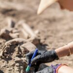 Un archéologue effectue des fouilles sur un site