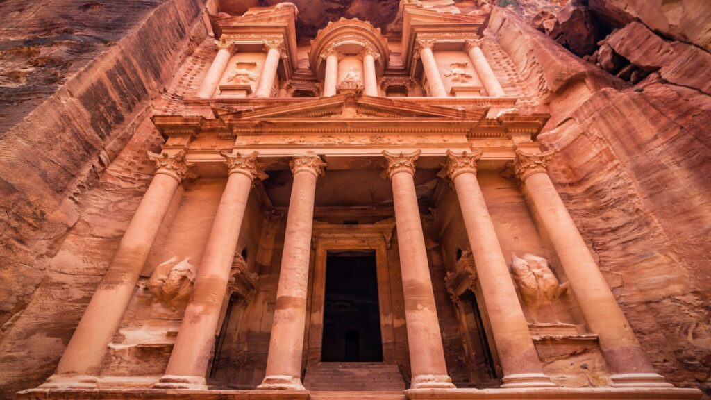 Des archéologues mettent au jour un tombeau caché dans l’ancienne cité de Pétra ! (vidéo sur Bidfoly.com) Par Yann Contegat Une-tombeau-petra-1024x576