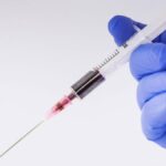 Une main qui tient une seringue