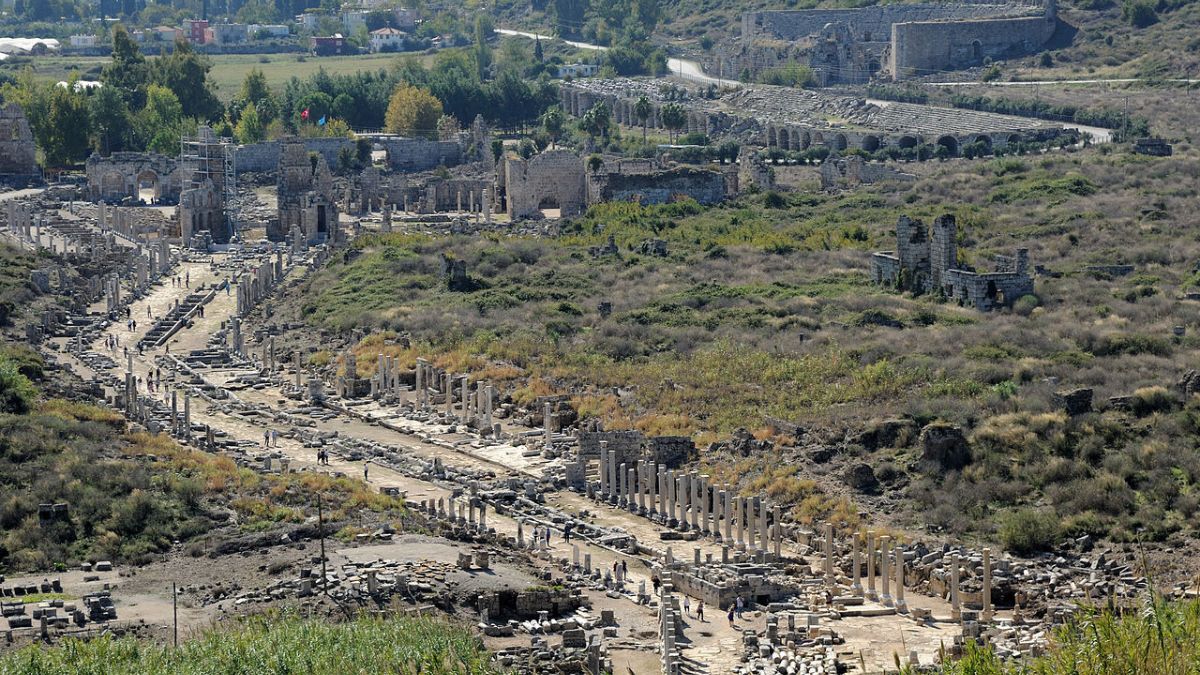 De nouvelles statues en marbre exhumées dans les ruines de la cité antique de Pergé