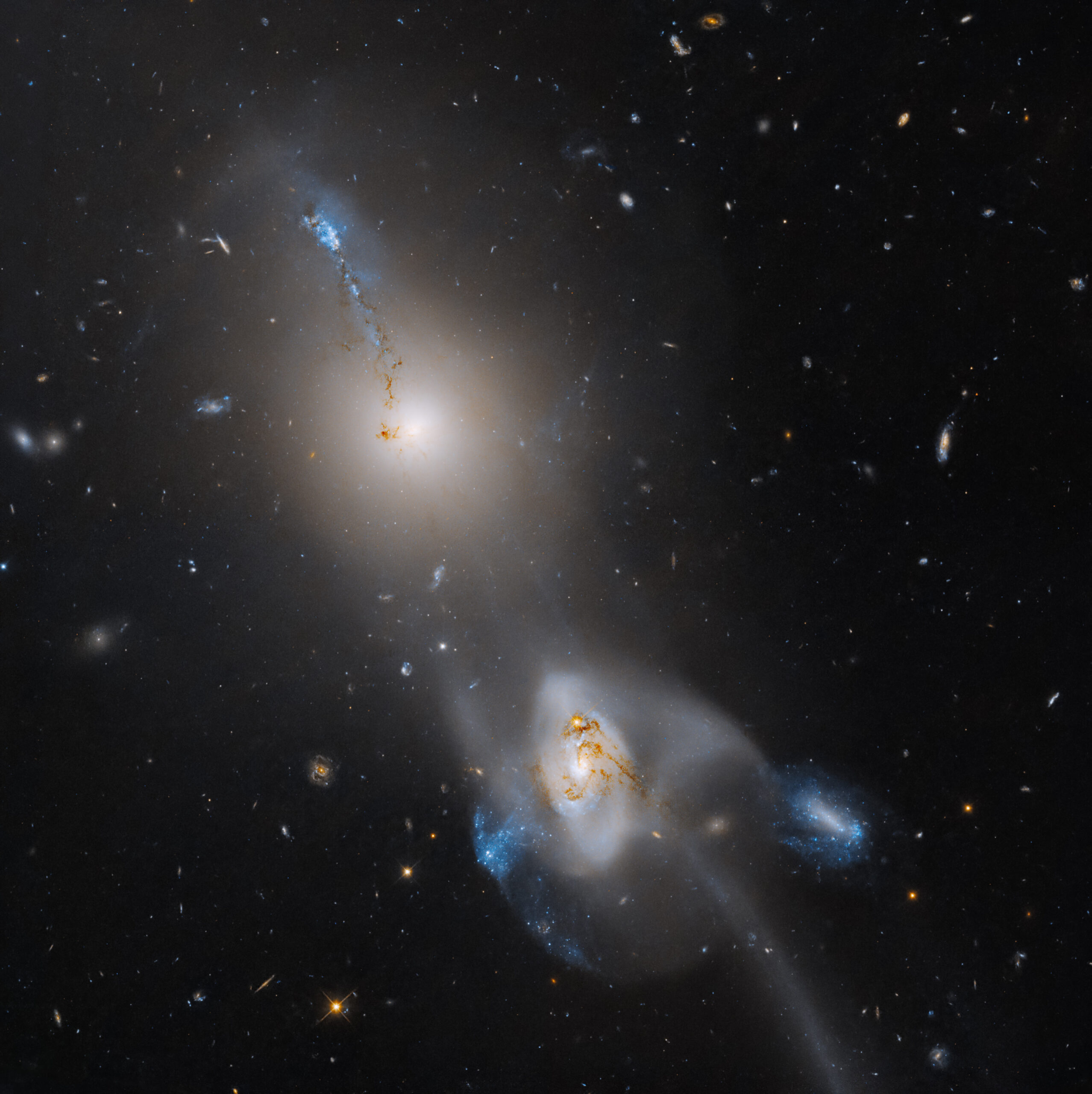 Hubble observe la fusion en cours de deux galaxies massives appelée Arp 105