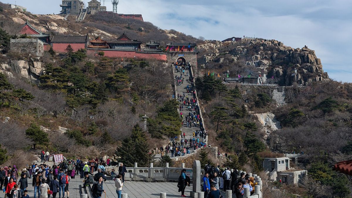 Un exosquelette aide les touristes à grimper sur une célèbre montagne en Chine