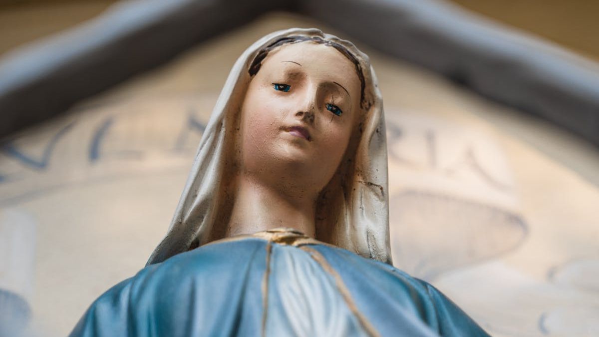 Un test ADN dévoile la vérité sur la statue de la Vierge Marie qui verse des larmes de sang