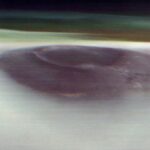 Un volcan géant qui perce les nuages sur la planète Mars.