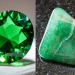 Comparaison entre une moldavite taillée, d’un vert profond et scintillant, et une moldavite brute, plus opaque et striée, toutes deux issues d’un impact météoritique en Europe centrale.