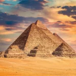 Pyramides de Gizeh au crépuscule – Égypte ancienne