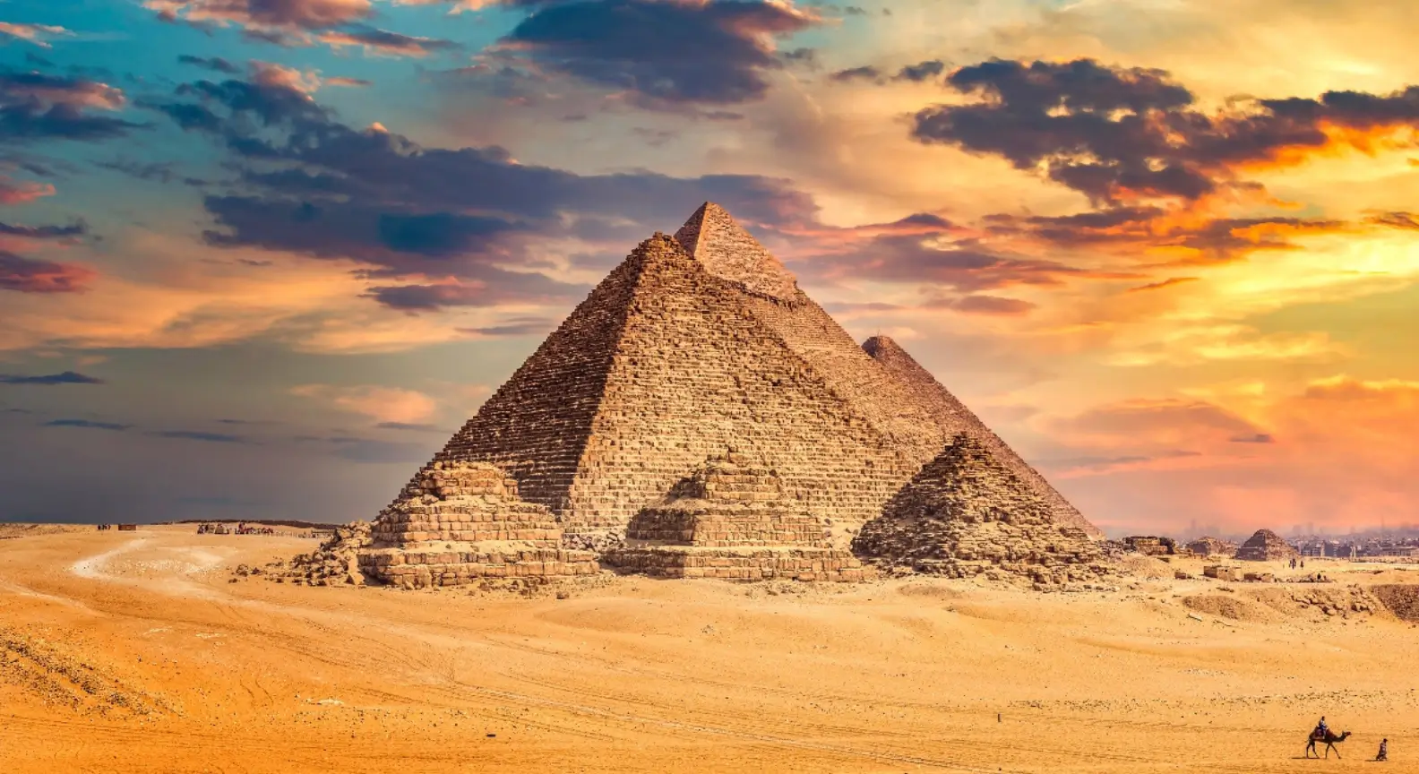 Pyramides de Gizeh au crépuscule – Égypte ancienne